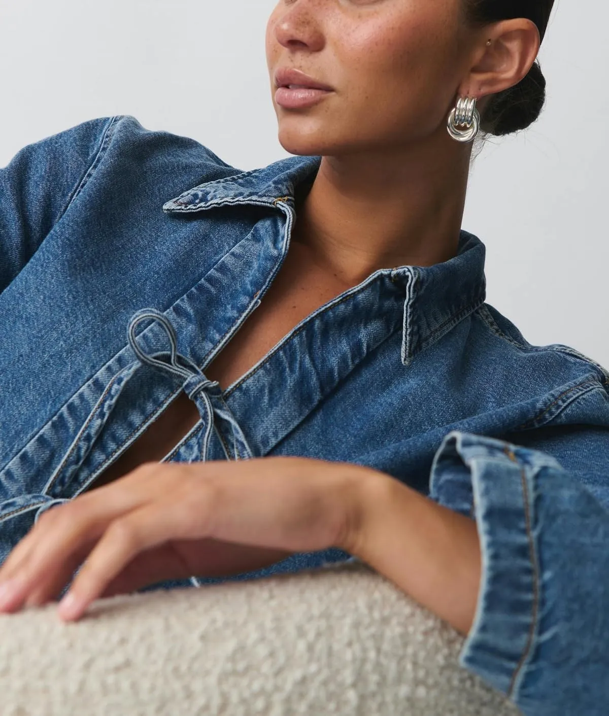 Women Fashion Cropped Denim Jacket Tie Front Lapel Neck Long Sleeve Jean Coat Lightweight Shacket Fall Blouse