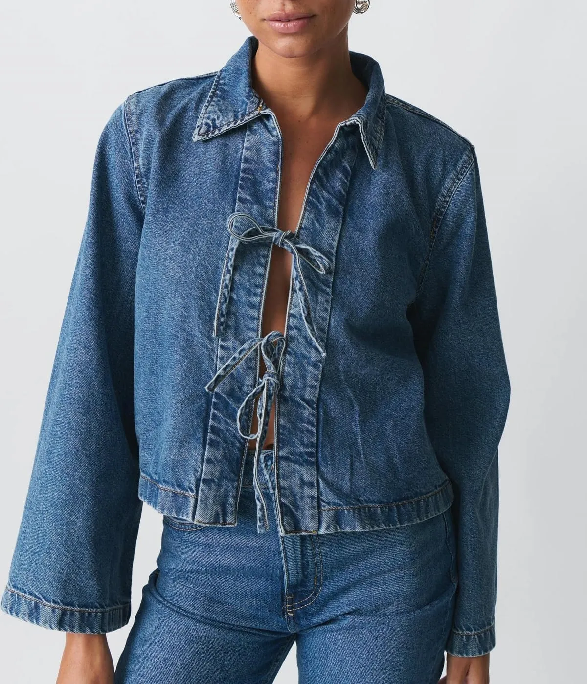 Women Fashion Cropped Denim Jacket Tie Front Lapel Neck Long Sleeve Jean Coat Lightweight Shacket Fall Blouse